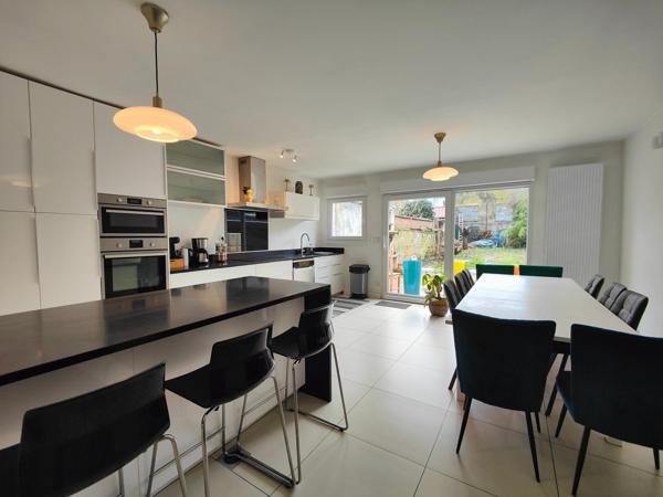 Grande maison familiale avec jardin, garage et stationnements – Lille