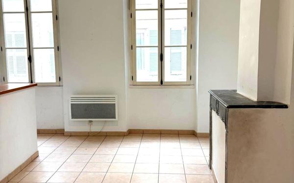 Appartement à vendre    3 pièces • 49,24 m2 Marseille 1