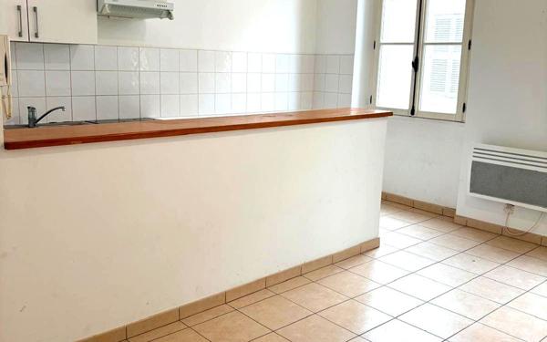Appartement à vendre    3 pièces • 49,24 m2 Marseille 1