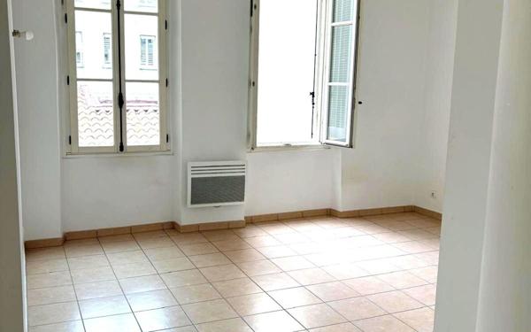 Appartement à vendre    3 pièces • 49,24 m2 Marseille 1