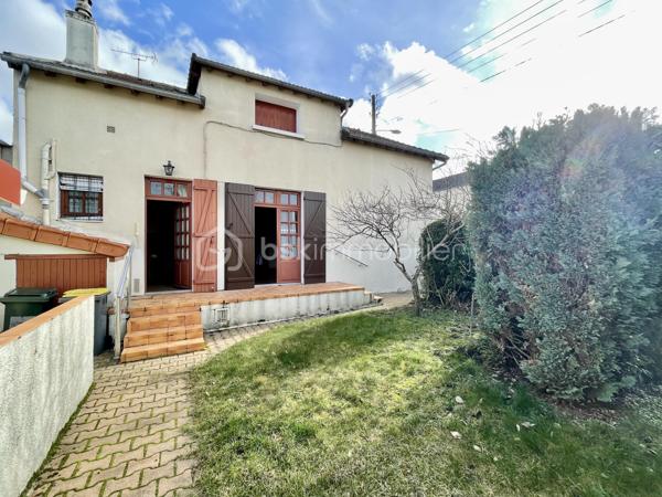 Située dans un quartier calme et pavillonnaire de Dammarie-les-Lys, à 15 min à pied de la gare (25 min Direct Paris Gare de Lyon), cette maison mitoyenne de 71 m² habitables (89 m² au sol) offre une base saine, de beaux volumes et surtout… un formidable potentiel de personnalisation 💡
🔑 Disposition actuelle
Au rez-de-chaussée :
Un séjour lumineux, Une chambre, un WC indépendant et une cuisine à réinventer, avec possibilité d’ouverture sur le salon pour créer une belle pièce de vie moderne et conviviale
À l’étage :
Une grande pièce polyvalente (idéal grand bureau, chambre supplémentaire ou espace détente)
Une chambre
Une salle d’eau avec WC
🛠️ Quelques travaux à prévoir… pour créer la maison qui vous ressemble
La maison nécessite un rafraîchissement et des travaux d’amélioration énergétique, mais c’est justement ce qui en fait une opportunité rare :
✔️ Vous personnalisez les espaces selon vos goûts
✔️ Vous optimisez la performance énergétique
✔️ Vous valorisez votre patrimoine
🌿 Les vrais atouts qui font la différence
Un jardin, parfait pour profiter des beaux jours
Un grand garage avec espace atelier et stockage
Une cave, toujours précieuse
Un environnement résidentiel recherché
💶 Une opportunité financière à ne pas manquer

📞 Contactez-moi pour visiter et étudier votre projet !!
Parce qu’une maison à rénover, c’est souvent une belle histoire à écrire 🏡✨