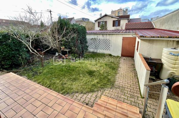 Située dans un quartier calme et pavillonnaire de Dammarie-les-Lys, à 15 min à pied de la gare (25 min Direct Paris Gare de Lyon), cette maison mitoyenne de 71 m² habitables (89 m² au sol) offre une base saine, de beaux volumes et surtout… un formidable potentiel de personnalisation 💡
🔑 Disposition actuelle
Au rez-de-chaussée :
Un séjour lumineux, Une chambre, un WC indépendant et une cuisine à réinventer, avec possibilité d’ouverture sur le salon pour créer une belle pièce de vie moderne et conviviale
À l’étage :
Une grande pièce polyvalente (idéal grand bureau, chambre supplémentaire ou espace détente)
Une chambre
Une salle d’eau avec WC
🛠️ Quelques travaux à prévoir… pour créer la maison qui vous ressemble
La maison nécessite un rafraîchissement et des travaux d’amélioration énergétique, mais c’est justement ce qui en fait une opportunité rare :
✔️ Vous personnalisez les espaces selon vos goûts
✔️ Vous optimisez la performance énergétique
✔️ Vous valorisez votre patrimoine
🌿 Les vrais atouts qui font la différence
Un jardin, parfait pour profiter des beaux jours
Un grand garage avec espace atelier et stockage
Une cave, toujours précieuse
Un environnement résidentiel recherché
💶 Une opportunité financière à ne pas manquer

📞 Contactez-moi pour visiter et étudier votre projet !!
Parce qu’une maison à rénover, c’est souvent une belle histoire à écrire 🏡✨