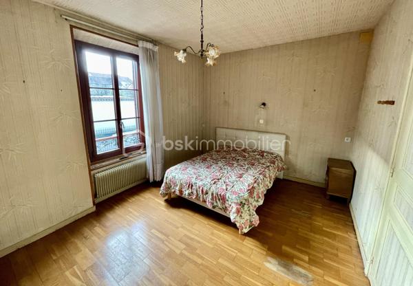 Située dans un quartier calme et pavillonnaire de Dammarie-les-Lys, à 15 min à pied de la gare (25 min Direct Paris Gare de Lyon), cette maison mitoyenne de 71 m² habitables (89 m² au sol) offre une base saine, de beaux volumes et surtout… un formidable potentiel de personnalisation 💡
🔑 Disposition actuelle
Au rez-de-chaussée :
Un séjour lumineux, Une chambre, un WC indépendant et une cuisine à réinventer, avec possibilité d’ouverture sur le salon pour créer une belle pièce de vie moderne et conviviale
À l’étage :
Une grande pièce polyvalente (idéal grand bureau, chambre supplémentaire ou espace détente)
Une chambre
Une salle d’eau avec WC
🛠️ Quelques travaux à prévoir… pour créer la maison qui vous ressemble
La maison nécessite un rafraîchissement et des travaux d’amélioration énergétique, mais c’est justement ce qui en fait une opportunité rare :
✔️ Vous personnalisez les espaces selon vos goûts
✔️ Vous optimisez la performance énergétique
✔️ Vous valorisez votre patrimoine
🌿 Les vrais atouts qui font la différence
Un jardin, parfait pour profiter des beaux jours
Un grand garage avec espace atelier et stockage
Une cave, toujours précieuse
Un environnement résidentiel recherché
💶 Une opportunité financière à ne pas manquer

📞 Contactez-moi pour visiter et étudier votre projet !!
Parce qu’une maison à rénover, c’est souvent une belle histoire à écrire 🏡✨