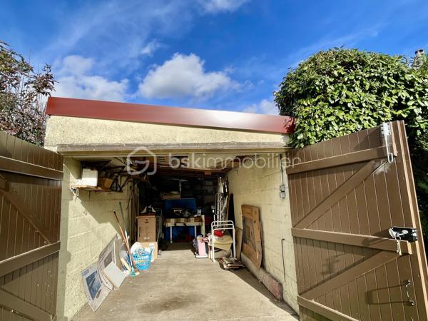 Située dans un quartier calme et pavillonnaire de Dammarie-les-Lys, à 15 min à pied de la gare (25 min Direct Paris Gare de Lyon), cette maison mitoyenne de 71 m² habitables (89 m² au sol) offre une base saine, de beaux volumes et surtout… un formidable potentiel de personnalisation 💡
🔑 Disposition actuelle
Au rez-de-chaussée :
Un séjour lumineux, Une chambre, un WC indépendant et une cuisine à réinventer, avec possibilité d’ouverture sur le salon pour créer une belle pièce de vie moderne et conviviale
À l’étage :
Une grande pièce polyvalente (idéal grand bureau, chambre supplémentaire ou espace détente)
Une chambre
Une salle d’eau avec WC
🛠️ Quelques travaux à prévoir… pour créer la maison qui vous ressemble
La maison nécessite un rafraîchissement et des travaux d’amélioration énergétique, mais c’est justement ce qui en fait une opportunité rare :
✔️ Vous personnalisez les espaces selon vos goûts
✔️ Vous optimisez la performance énergétique
✔️ Vous valorisez votre patrimoine
🌿 Les vrais atouts qui font la différence
Un jardin, parfait pour profiter des beaux jours
Un grand garage avec espace atelier et stockage
Une cave, toujours précieuse
Un environnement résidentiel recherché
💶 Une opportunité financière à ne pas manquer

📞 Contactez-moi pour visiter et étudier votre projet !!
Parce qu’une maison à rénover, c’est souvent une belle histoire à écrire 🏡✨