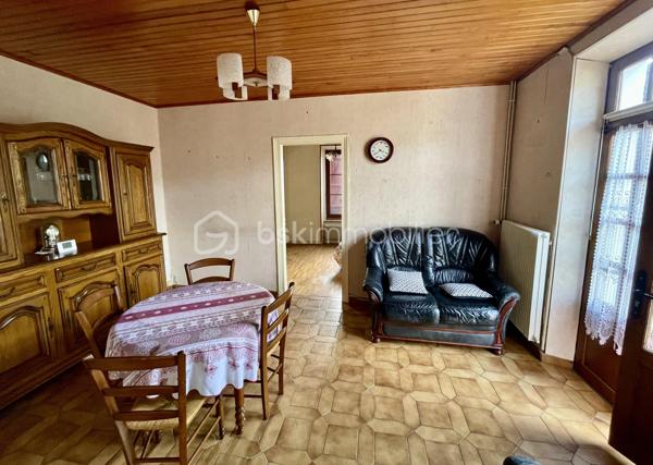 Située dans un quartier calme et pavillonnaire de Dammarie-les-Lys, à 15 min à pied de la gare (25 min Direct Paris Gare de Lyon), cette maison mitoyenne de 71 m² habitables (89 m² au sol) offre une base saine, de beaux volumes et surtout… un formidable potentiel de personnalisation 💡
🔑 Disposition actuelle
Au rez-de-chaussée :
Un séjour lumineux, Une chambre, un WC indépendant et une cuisine à réinventer, avec possibilité d’ouverture sur le salon pour créer une belle pièce de vie moderne et conviviale
À l’étage :
Une grande pièce polyvalente (idéal grand bureau, chambre supplémentaire ou espace détente)
Une chambre
Une salle d’eau avec WC
🛠️ Quelques travaux à prévoir… pour créer la maison qui vous ressemble
La maison nécessite un rafraîchissement et des travaux d’amélioration énergétique, mais c’est justement ce qui en fait une opportunité rare :
✔️ Vous personnalisez les espaces selon vos goûts
✔️ Vous optimisez la performance énergétique
✔️ Vous valorisez votre patrimoine
🌿 Les vrais atouts qui font la différence
Un jardin, parfait pour profiter des beaux jours
Un grand garage avec espace atelier et stockage
Une cave, toujours précieuse
Un environnement résidentiel recherché
💶 Une opportunité financière à ne pas manquer

📞 Contactez-moi pour visiter et étudier votre projet !!
Parce qu’une maison à rénover, c’est souvent une belle histoire à écrire 🏡✨