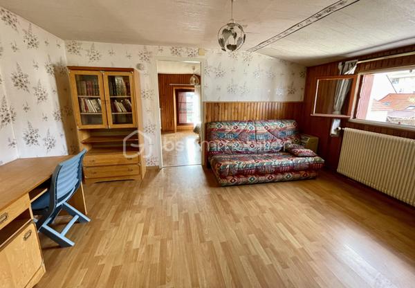 Située dans un quartier calme et pavillonnaire de Dammarie-les-Lys, à 15 min à pied de la gare (25 min Direct Paris Gare de Lyon), cette maison mitoyenne de 71 m² habitables (89 m² au sol) offre une base saine, de beaux volumes et surtout… un formidable potentiel de personnalisation 💡
🔑 Disposition actuelle
Au rez-de-chaussée :
Un séjour lumineux, Une chambre, un WC indépendant et une cuisine à réinventer, avec possibilité d’ouverture sur le salon pour créer une belle pièce de vie moderne et conviviale
À l’étage :
Une grande pièce polyvalente (idéal grand bureau, chambre supplémentaire ou espace détente)
Une chambre
Une salle d’eau avec WC
🛠️ Quelques travaux à prévoir… pour créer la maison qui vous ressemble
La maison nécessite un rafraîchissement et des travaux d’amélioration énergétique, mais c’est justement ce qui en fait une opportunité rare :
✔️ Vous personnalisez les espaces selon vos goûts
✔️ Vous optimisez la performance énergétique
✔️ Vous valorisez votre patrimoine
🌿 Les vrais atouts qui font la différence
Un jardin, parfait pour profiter des beaux jours
Un grand garage avec espace atelier et stockage
Une cave, toujours précieuse
Un environnement résidentiel recherché
💶 Une opportunité financière à ne pas manquer

📞 Contactez-moi pour visiter et étudier votre projet !!
Parce qu’une maison à rénover, c’est souvent une belle histoire à écrire 🏡✨