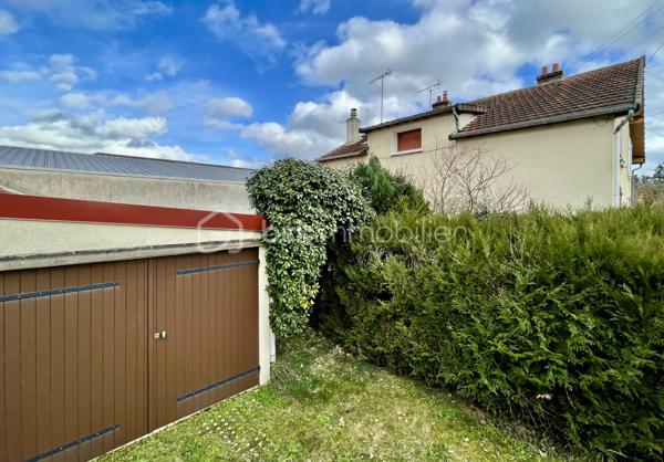 Située dans un quartier calme et pavillonnaire de Dammarie-les-Lys, à 15 min à pied de la gare (25 min Direct Paris Gare de Lyon), cette maison mitoyenne de 71 m² habitables (89 m² au sol) offre une base saine, de beaux volumes et surtout… un formidable potentiel de personnalisation 💡
🔑 Disposition actuelle
Au rez-de-chaussée :
Un séjour lumineux, Une chambre, un WC indépendant et une cuisine à réinventer, avec possibilité d’ouverture sur le salon pour créer une belle pièce de vie moderne et conviviale
À l’étage :
Une grande pièce polyvalente (idéal grand bureau, chambre supplémentaire ou espace détente)
Une chambre
Une salle d’eau avec WC
🛠️ Quelques travaux à prévoir… pour créer la maison qui vous ressemble
La maison nécessite un rafraîchissement et des travaux d’amélioration énergétique, mais c’est justement ce qui en fait une opportunité rare :
✔️ Vous personnalisez les espaces selon vos goûts
✔️ Vous optimisez la performance énergétique
✔️ Vous valorisez votre patrimoine
🌿 Les vrais atouts qui font la différence
Un jardin, parfait pour profiter des beaux jours
Un grand garage avec espace atelier et stockage
Une cave, toujours précieuse
Un environnement résidentiel recherché
💶 Une opportunité financière à ne pas manquer

📞 Contactez-moi pour visiter et étudier votre projet !!
Parce qu’une maison à rénover, c’est souvent une belle histoire à écrire 🏡✨