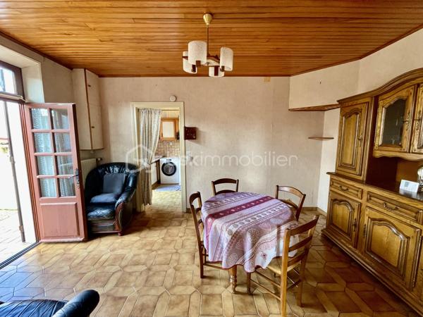 Située dans un quartier calme et pavillonnaire de Dammarie-les-Lys, à 15 min à pied de la gare (25 min Direct Paris Gare de Lyon), cette maison mitoyenne de 71 m² habitables (89 m² au sol) offre une base saine, de beaux volumes et surtout… un formidable potentiel de personnalisation 💡
🔑 Disposition actuelle
Au rez-de-chaussée :
Un séjour lumineux, Une chambre, un WC indépendant et une cuisine à réinventer, avec possibilité d’ouverture sur le salon pour créer une belle pièce de vie moderne et conviviale
À l’étage :
Une grande pièce polyvalente (idéal grand bureau, chambre supplémentaire ou espace détente)
Une chambre
Une salle d’eau avec WC
🛠️ Quelques travaux à prévoir… pour créer la maison qui vous ressemble
La maison nécessite un rafraîchissement et des travaux d’amélioration énergétique, mais c’est justement ce qui en fait une opportunité rare :
✔️ Vous personnalisez les espaces selon vos goûts
✔️ Vous optimisez la performance énergétique
✔️ Vous valorisez votre patrimoine
🌿 Les vrais atouts qui font la différence
Un jardin, parfait pour profiter des beaux jours
Un grand garage avec espace atelier et stockage
Une cave, toujours précieuse
Un environnement résidentiel recherché
💶 Une opportunité financière à ne pas manquer

📞 Contactez-moi pour visiter et étudier votre projet !!
Parce qu’une maison à rénover, c’est souvent une belle histoire à écrire 🏡✨