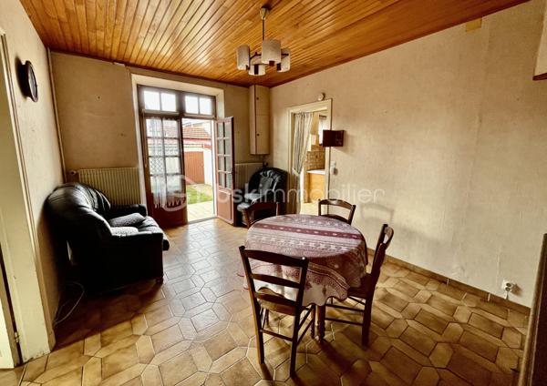 Située dans un quartier calme et pavillonnaire de Dammarie-les-Lys, à 15 min à pied de la gare (25 min Direct Paris Gare de Lyon), cette maison mitoyenne de 71 m² habitables (89 m² au sol) offre une base saine, de beaux volumes et surtout… un formidable potentiel de personnalisation 💡
🔑 Disposition actuelle
Au rez-de-chaussée :
Un séjour lumineux, Une chambre, un WC indépendant et une cuisine à réinventer, avec possibilité d’ouverture sur le salon pour créer une belle pièce de vie moderne et conviviale
À l’étage :
Une grande pièce polyvalente (idéal grand bureau, chambre supplémentaire ou espace détente)
Une chambre
Une salle d’eau avec WC
🛠️ Quelques travaux à prévoir… pour créer la maison qui vous ressemble
La maison nécessite un rafraîchissement et des travaux d’amélioration énergétique, mais c’est justement ce qui en fait une opportunité rare :
✔️ Vous personnalisez les espaces selon vos goûts
✔️ Vous optimisez la performance énergétique
✔️ Vous valorisez votre patrimoine
🌿 Les vrais atouts qui font la différence
Un jardin, parfait pour profiter des beaux jours
Un grand garage avec espace atelier et stockage
Une cave, toujours précieuse
Un environnement résidentiel recherché
💶 Une opportunité financière à ne pas manquer

📞 Contactez-moi pour visiter et étudier votre projet !!
Parce qu’une maison à rénover, c’est souvent une belle histoire à écrire 🏡✨