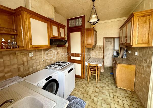 Située dans un quartier calme et pavillonnaire de Dammarie-les-Lys, à 15 min à pied de la gare (25 min Direct Paris Gare de Lyon), cette maison mitoyenne de 71 m² habitables (89 m² au sol) offre une base saine, de beaux volumes et surtout… un formidable potentiel de personnalisation 💡
🔑 Disposition actuelle
Au rez-de-chaussée :
Un séjour lumineux, Une chambre, un WC indépendant et une cuisine à réinventer, avec possibilité d’ouverture sur le salon pour créer une belle pièce de vie moderne et conviviale
À l’étage :
Une grande pièce polyvalente (idéal grand bureau, chambre supplémentaire ou espace détente)
Une chambre
Une salle d’eau avec WC
🛠️ Quelques travaux à prévoir… pour créer la maison qui vous ressemble
La maison nécessite un rafraîchissement et des travaux d’amélioration énergétique, mais c’est justement ce qui en fait une opportunité rare :
✔️ Vous personnalisez les espaces selon vos goûts
✔️ Vous optimisez la performance énergétique
✔️ Vous valorisez votre patrimoine
🌿 Les vrais atouts qui font la différence
Un jardin, parfait pour profiter des beaux jours
Un grand garage avec espace atelier et stockage
Une cave, toujours précieuse
Un environnement résidentiel recherché
💶 Une opportunité financière à ne pas manquer

📞 Contactez-moi pour visiter et étudier votre projet !!
Parce qu’une maison à rénover, c’est souvent une belle histoire à écrire 🏡✨