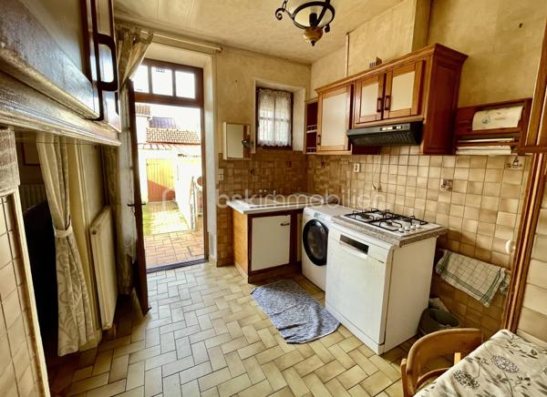 Située dans un quartier calme et pavillonnaire de Dammarie-les-Lys, à 15 min à pied de la gare (25 min Direct Paris Gare de Lyon), cette maison mitoyenne de 71 m² habitables (89 m² au sol) offre une base saine, de beaux volumes et surtout… un formidable potentiel de personnalisation 💡
🔑 Disposition actuelle
Au rez-de-chaussée :
Un séjour lumineux, Une chambre, un WC indépendant et une cuisine à réinventer, avec possibilité d’ouverture sur le salon pour créer une belle pièce de vie moderne et conviviale
À l’étage :
Une grande pièce polyvalente (idéal grand bureau, chambre supplémentaire ou espace détente)
Une chambre
Une salle d’eau avec WC
🛠️ Quelques travaux à prévoir… pour créer la maison qui vous ressemble
La maison nécessite un rafraîchissement et des travaux d’amélioration énergétique, mais c’est justement ce qui en fait une opportunité rare :
✔️ Vous personnalisez les espaces selon vos goûts
✔️ Vous optimisez la performance énergétique
✔️ Vous valorisez votre patrimoine
🌿 Les vrais atouts qui font la différence
Un jardin, parfait pour profiter des beaux jours
Un grand garage avec espace atelier et stockage
Une cave, toujours précieuse
Un environnement résidentiel recherché
💶 Une opportunité financière à ne pas manquer

📞 Contactez-moi pour visiter et étudier votre projet !!
Parce qu’une maison à rénover, c’est souvent une belle histoire à écrire 🏡✨