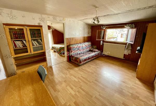 Située dans un quartier calme et pavillonnaire de Dammarie-les-Lys, à 15 min à pied de la gare (25 min Direct Paris Gare de Lyon), cette maison mitoyenne de 71 m² habitables (89 m² au sol) offre une base saine, de beaux volumes et surtout… un formidable potentiel de personnalisation 💡
🔑 Disposition actuelle
Au rez-de-chaussée :
Un séjour lumineux, Une chambre, un WC indépendant et une cuisine à réinventer, avec possibilité d’ouverture sur le salon pour créer une belle pièce de vie moderne et conviviale
À l’étage :
Une grande pièce polyvalente (idéal grand bureau, chambre supplémentaire ou espace détente)
Une chambre
Une salle d’eau avec WC
🛠️ Quelques travaux à prévoir… pour créer la maison qui vous ressemble
La maison nécessite un rafraîchissement et des travaux d’amélioration énergétique, mais c’est justement ce qui en fait une opportunité rare :
✔️ Vous personnalisez les espaces selon vos goûts
✔️ Vous optimisez la performance énergétique
✔️ Vous valorisez votre patrimoine
🌿 Les vrais atouts qui font la différence
Un jardin, parfait pour profiter des beaux jours
Un grand garage avec espace atelier et stockage
Une cave, toujours précieuse
Un environnement résidentiel recherché
💶 Une opportunité financière à ne pas manquer

📞 Contactez-moi pour visiter et étudier votre projet !!
Parce qu’une maison à rénover, c’est souvent une belle histoire à écrire 🏡✨