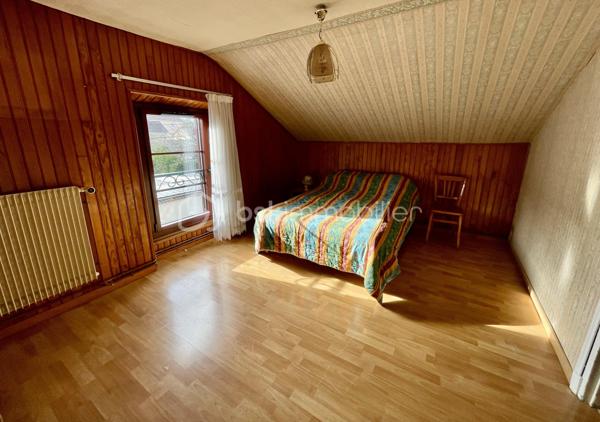 Située dans un quartier calme et pavillonnaire de Dammarie-les-Lys, à 15 min à pied de la gare (25 min Direct Paris Gare de Lyon), cette maison mitoyenne de 71 m² habitables (89 m² au sol) offre une base saine, de beaux volumes et surtout… un formidable potentiel de personnalisation 💡
🔑 Disposition actuelle
Au rez-de-chaussée :
Un séjour lumineux, Une chambre, un WC indépendant et une cuisine à réinventer, avec possibilité d’ouverture sur le salon pour créer une belle pièce de vie moderne et conviviale
À l’étage :
Une grande pièce polyvalente (idéal grand bureau, chambre supplémentaire ou espace détente)
Une chambre
Une salle d’eau avec WC
🛠️ Quelques travaux à prévoir… pour créer la maison qui vous ressemble
La maison nécessite un rafraîchissement et des travaux d’amélioration énergétique, mais c’est justement ce qui en fait une opportunité rare :
✔️ Vous personnalisez les espaces selon vos goûts
✔️ Vous optimisez la performance énergétique
✔️ Vous valorisez votre patrimoine
🌿 Les vrais atouts qui font la différence
Un jardin, parfait pour profiter des beaux jours
Un grand garage avec espace atelier et stockage
Une cave, toujours précieuse
Un environnement résidentiel recherché
💶 Une opportunité financière à ne pas manquer

📞 Contactez-moi pour visiter et étudier votre projet !!
Parce qu’une maison à rénover, c’est souvent une belle histoire à écrire 🏡✨