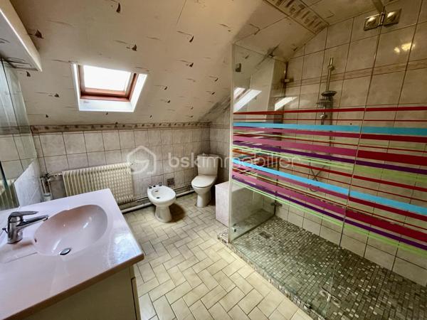 Située dans un quartier calme et pavillonnaire de Dammarie-les-Lys, à 15 min à pied de la gare (25 min Direct Paris Gare de Lyon), cette maison mitoyenne de 71 m² habitables (89 m² au sol) offre une base saine, de beaux volumes et surtout… un formidable potentiel de personnalisation 💡
🔑 Disposition actuelle
Au rez-de-chaussée :
Un séjour lumineux, Une chambre, un WC indépendant et une cuisine à réinventer, avec possibilité d’ouverture sur le salon pour créer une belle pièce de vie moderne et conviviale
À l’étage :
Une grande pièce polyvalente (idéal grand bureau, chambre supplémentaire ou espace détente)
Une chambre
Une salle d’eau avec WC
🛠️ Quelques travaux à prévoir… pour créer la maison qui vous ressemble
La maison nécessite un rafraîchissement et des travaux d’amélioration énergétique, mais c’est justement ce qui en fait une opportunité rare :
✔️ Vous personnalisez les espaces selon vos goûts
✔️ Vous optimisez la performance énergétique
✔️ Vous valorisez votre patrimoine
🌿 Les vrais atouts qui font la différence
Un jardin, parfait pour profiter des beaux jours
Un grand garage avec espace atelier et stockage
Une cave, toujours précieuse
Un environnement résidentiel recherché
💶 Une opportunité financière à ne pas manquer

📞 Contactez-moi pour visiter et étudier votre projet !!
Parce qu’une maison à rénover, c’est souvent une belle histoire à écrire 🏡✨