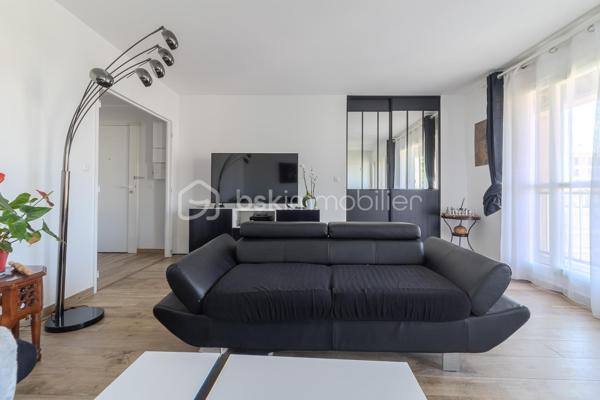 Dans l'un des secteurs les plus recherchés de Pantin, au pied de la place de l'Église, du marché et de toutes les commodités, découvrez ce superbe appartement familial de type F5, entièrement rénové avec des prestations de qualité.

Situé au dernier étage d'une copropriété parfaitement entretenue, ce bien rare offre un cadre de vie exceptionnel. Traversant Est/Ouest, il bénéficie d'une belle luminosité tout au long de la journée et d'une vue entièrement dégagée, sans aucun vis-à-vis, procurant calme, intimité et confort.

Dès l'entrée, vous serez séduits par les volumes et l'ambiance chaleureuse de cet appartement refait intégralement à neuf. Aucun travaux n'est à prévoir : il ne vous reste plus qu'à poser vos valises.
L'espace de vie se compose d'un beau séjour baigné de lumière ouvrant sur un agréable balcon. La cuisine indépendante, moderne et parfaitement aménagée, offre un véritable espace convivial tout en restant séparée du salon.
L'espace nuit comprend trois belles chambres, permettant d'accueillir confortablement une famille et une quatrième chambre supplémentaire aménager en bureau côté Salon.

Pour un confort optimal au quotidien, l'appartement dispose de :
Une salle d'eau,
Une salle de bains avec WC,
Un WC indépendant,
De nombreux rangements intégrés,
Un débarras particulièrement pratique.

Son plan parfaitement optimisé, offre une excellente séparation entre l'espace de vie et l'espace nuit.

L'emplacement est particulièrement recherché : commerces de proximité, marché, écoles, crèches, restaurants, services et transports sont accessibles à pied. Le métro Église de Pantin (ligne 5) au pied de l'immeuble, le réseau de bus (61, 145, 147, 249) ainsi que le canal de l'Ourcq, idéal pour les promenades et les activités de plein air. Les accès rapides au périphérique et à l'A3 facilitent également les déplacements en voiture.

Les atouts qui font la différence
- Appartement entièrement refait à neuf
- Dernier étage
- Traversant Est/Ouest
- Lumineux
- Vue totalement dégagée, sans vis-à-vis
- 4 véritables chambres
- Balcon
- Cuisine indépendante équipée
- Salle d'eau + salle de bains avec WC + WC séparé
- Nombreux rangements et débarras
- Copropriété parfaitement entretenue
- À deux pas des commerces, du marché, des écoles et du métro

Un appartement rare sur le marché, idéal pour une famille recherchant confort, espace et qualité de vie au cœur d’un quartier vivant et pratique.