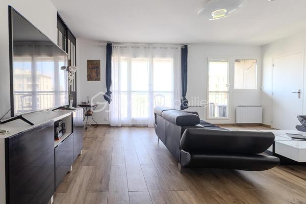 Dans l'un des secteurs les plus recherchés de Pantin, au pied de la place de l'Église, du marché et de toutes les commodités, découvrez ce superbe appartement familial de type F5, entièrement rénové avec des prestations de qualité.

Situé au dernier étage d'une copropriété parfaitement entretenue, ce bien rare offre un cadre de vie exceptionnel. Traversant Est/Ouest, il bénéficie d'une belle luminosité tout au long de la journée et d'une vue entièrement dégagée, sans aucun vis-à-vis, procurant calme, intimité et confort.

Dès l'entrée, vous serez séduits par les volumes et l'ambiance chaleureuse de cet appartement refait intégralement à neuf. Aucun travaux n'est à prévoir : il ne vous reste plus qu'à poser vos valises.
L'espace de vie se compose d'un beau séjour baigné de lumière ouvrant sur un agréable balcon. La cuisine indépendante, moderne et parfaitement aménagée, offre un véritable espace convivial tout en restant séparée du salon.
L'espace nuit comprend trois belles chambres, permettant d'accueillir confortablement une famille et une quatrième chambre supplémentaire aménager en bureau côté Salon.

Pour un confort optimal au quotidien, l'appartement dispose de :
Une salle d'eau,
Une salle de bains avec WC,
Un WC indépendant,
De nombreux rangements intégrés,
Un débarras particulièrement pratique.

Son plan parfaitement optimisé, offre une excellente séparation entre l'espace de vie et l'espace nuit.

L'emplacement est particulièrement recherché : commerces de proximité, marché, écoles, crèches, restaurants, services et transports sont accessibles à pied. Le métro Église de Pantin (ligne 5) au pied de l'immeuble, le réseau de bus (61, 145, 147, 249) ainsi que le canal de l'Ourcq, idéal pour les promenades et les activités de plein air. Les accès rapides au périphérique et à l'A3 facilitent également les déplacements en voiture.

Les atouts qui font la différence
- Appartement entièrement refait à neuf
- Dernier étage
- Traversant Est/Ouest
- Lumineux
- Vue totalement dégagée, sans vis-à-vis
- 4 véritables chambres
- Balcon
- Cuisine indépendante équipée
- Salle d'eau + salle de bains avec WC + WC séparé
- Nombreux rangements et débarras
- Copropriété parfaitement entretenue
- À deux pas des commerces, du marché, des écoles et du métro

Un appartement rare sur le marché, idéal pour une famille recherchant confort, espace et qualité de vie au cœur d’un quartier vivant et pratique.