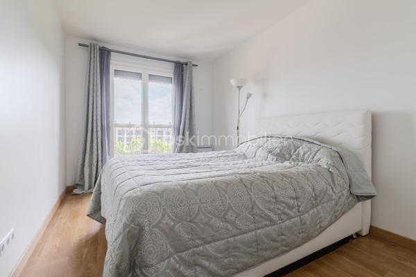 Dans l'un des secteurs les plus recherchés de Pantin, au pied de la place de l'Église, du marché et de toutes les commodités, découvrez ce superbe appartement familial de type F5, entièrement rénové avec des prestations de qualité.

Situé au dernier étage d'une copropriété parfaitement entretenue, ce bien rare offre un cadre de vie exceptionnel. Traversant Est/Ouest, il bénéficie d'une belle luminosité tout au long de la journée et d'une vue entièrement dégagée, sans aucun vis-à-vis, procurant calme, intimité et confort.

Dès l'entrée, vous serez séduits par les volumes et l'ambiance chaleureuse de cet appartement refait intégralement à neuf. Aucun travaux n'est à prévoir : il ne vous reste plus qu'à poser vos valises.
L'espace de vie se compose d'un beau séjour baigné de lumière ouvrant sur un agréable balcon. La cuisine indépendante, moderne et parfaitement aménagée, offre un véritable espace convivial tout en restant séparée du salon.
L'espace nuit comprend trois belles chambres, permettant d'accueillir confortablement une famille et une quatrième chambre supplémentaire aménager en bureau côté Salon.

Pour un confort optimal au quotidien, l'appartement dispose de :
Une salle d'eau,
Une salle de bains avec WC,
Un WC indépendant,
De nombreux rangements intégrés,
Un débarras particulièrement pratique.

Son plan parfaitement optimisé, offre une excellente séparation entre l'espace de vie et l'espace nuit.

L'emplacement est particulièrement recherché : commerces de proximité, marché, écoles, crèches, restaurants, services et transports sont accessibles à pied. Le métro Église de Pantin (ligne 5) au pied de l'immeuble, le réseau de bus (61, 145, 147, 249) ainsi que le canal de l'Ourcq, idéal pour les promenades et les activités de plein air. Les accès rapides au périphérique et à l'A3 facilitent également les déplacements en voiture.

Les atouts qui font la différence
- Appartement entièrement refait à neuf
- Dernier étage
- Traversant Est/Ouest
- Lumineux
- Vue totalement dégagée, sans vis-à-vis
- 4 véritables chambres
- Balcon
- Cuisine indépendante équipée
- Salle d'eau + salle de bains avec WC + WC séparé
- Nombreux rangements et débarras
- Copropriété parfaitement entretenue
- À deux pas des commerces, du marché, des écoles et du métro

Un appartement rare sur le marché, idéal pour une famille recherchant confort, espace et qualité de vie au cœur d’un quartier vivant et pratique.
