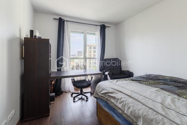 Dans l'un des secteurs les plus recherchés de Pantin, au pied de la place de l'Église, du marché et de toutes les commodités, découvrez ce superbe appartement familial de type F5, entièrement rénové avec des prestations de qualité.

Situé au dernier étage d'une copropriété parfaitement entretenue, ce bien rare offre un cadre de vie exceptionnel. Traversant Est/Ouest, il bénéficie d'une belle luminosité tout au long de la journée et d'une vue entièrement dégagée, sans aucun vis-à-vis, procurant calme, intimité et confort.

Dès l'entrée, vous serez séduits par les volumes et l'ambiance chaleureuse de cet appartement refait intégralement à neuf. Aucun travaux n'est à prévoir : il ne vous reste plus qu'à poser vos valises.
L'espace de vie se compose d'un beau séjour baigné de lumière ouvrant sur un agréable balcon. La cuisine indépendante, moderne et parfaitement aménagée, offre un véritable espace convivial tout en restant séparée du salon.
L'espace nuit comprend trois belles chambres, permettant d'accueillir confortablement une famille et une quatrième chambre supplémentaire aménager en bureau côté Salon.

Pour un confort optimal au quotidien, l'appartement dispose de :
Une salle d'eau,
Une salle de bains avec WC,
Un WC indépendant,
De nombreux rangements intégrés,
Un débarras particulièrement pratique.

Son plan parfaitement optimisé, offre une excellente séparation entre l'espace de vie et l'espace nuit.

L'emplacement est particulièrement recherché : commerces de proximité, marché, écoles, crèches, restaurants, services et transports sont accessibles à pied. Le métro Église de Pantin (ligne 5) au pied de l'immeuble, le réseau de bus (61, 145, 147, 249) ainsi que le canal de l'Ourcq, idéal pour les promenades et les activités de plein air. Les accès rapides au périphérique et à l'A3 facilitent également les déplacements en voiture.

Les atouts qui font la différence
- Appartement entièrement refait à neuf
- Dernier étage
- Traversant Est/Ouest
- Lumineux
- Vue totalement dégagée, sans vis-à-vis
- 4 véritables chambres
- Balcon
- Cuisine indépendante équipée
- Salle d'eau + salle de bains avec WC + WC séparé
- Nombreux rangements et débarras
- Copropriété parfaitement entretenue
- À deux pas des commerces, du marché, des écoles et du métro

Un appartement rare sur le marché, idéal pour une famille recherchant confort, espace et qualité de vie au cœur d’un quartier vivant et pratique.