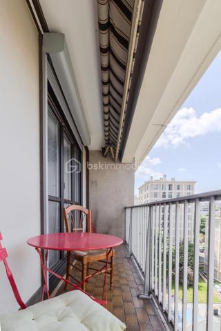 Dans l'un des secteurs les plus recherchés de Pantin, au pied de la place de l'Église, du marché et de toutes les commodités, découvrez ce superbe appartement familial de type F5, entièrement rénové avec des prestations de qualité.

Situé au dernier étage d'une copropriété parfaitement entretenue, ce bien rare offre un cadre de vie exceptionnel. Traversant Est/Ouest, il bénéficie d'une belle luminosité tout au long de la journée et d'une vue entièrement dégagée, sans aucun vis-à-vis, procurant calme, intimité et confort.

Dès l'entrée, vous serez séduits par les volumes et l'ambiance chaleureuse de cet appartement refait intégralement à neuf. Aucun travaux n'est à prévoir : il ne vous reste plus qu'à poser vos valises.
L'espace de vie se compose d'un beau séjour baigné de lumière ouvrant sur un agréable balcon. La cuisine indépendante, moderne et parfaitement aménagée, offre un véritable espace convivial tout en restant séparée du salon.
L'espace nuit comprend trois belles chambres, permettant d'accueillir confortablement une famille et une quatrième chambre supplémentaire aménager en bureau côté Salon.

Pour un confort optimal au quotidien, l'appartement dispose de :
Une salle d'eau,
Une salle de bains avec WC,
Un WC indépendant,
De nombreux rangements intégrés,
Un débarras particulièrement pratique.

Son plan parfaitement optimisé, offre une excellente séparation entre l'espace de vie et l'espace nuit.

L'emplacement est particulièrement recherché : commerces de proximité, marché, écoles, crèches, restaurants, services et transports sont accessibles à pied. Le métro Église de Pantin (ligne 5) au pied de l'immeuble, le réseau de bus (61, 145, 147, 249) ainsi que le canal de l'Ourcq, idéal pour les promenades et les activités de plein air. Les accès rapides au périphérique et à l'A3 facilitent également les déplacements en voiture.

Les atouts qui font la différence
- Appartement entièrement refait à neuf
- Dernier étage
- Traversant Est/Ouest
- Lumineux
- Vue totalement dégagée, sans vis-à-vis
- 4 véritables chambres
- Balcon
- Cuisine indépendante équipée
- Salle d'eau + salle de bains avec WC + WC séparé
- Nombreux rangements et débarras
- Copropriété parfaitement entretenue
- À deux pas des commerces, du marché, des écoles et du métro

Un appartement rare sur le marché, idéal pour une famille recherchant confort, espace et qualité de vie au cœur d’un quartier vivant et pratique.