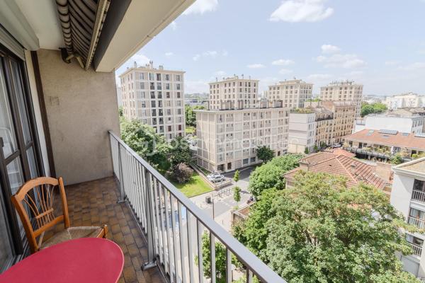 Dans l'un des secteurs les plus recherchés de Pantin, au pied de la place de l'Église, du marché et de toutes les commodités, découvrez ce superbe appartement familial de type F5, entièrement rénové avec des prestations de qualité.

Situé au dernier étage d'une copropriété parfaitement entretenue, ce bien rare offre un cadre de vie exceptionnel. Traversant Est/Ouest, il bénéficie d'une belle luminosité tout au long de la journée et d'une vue entièrement dégagée, sans aucun vis-à-vis, procurant calme, intimité et confort.

Dès l'entrée, vous serez séduits par les volumes et l'ambiance chaleureuse de cet appartement refait intégralement à neuf. Aucun travaux n'est à prévoir : il ne vous reste plus qu'à poser vos valises.
L'espace de vie se compose d'un beau séjour baigné de lumière ouvrant sur un agréable balcon. La cuisine indépendante, moderne et parfaitement aménagée, offre un véritable espace convivial tout en restant séparée du salon.
L'espace nuit comprend trois belles chambres, permettant d'accueillir confortablement une famille et une quatrième chambre supplémentaire aménager en bureau côté Salon.

Pour un confort optimal au quotidien, l'appartement dispose de :
Une salle d'eau,
Une salle de bains avec WC,
Un WC indépendant,
De nombreux rangements intégrés,
Un débarras particulièrement pratique.

Son plan parfaitement optimisé, offre une excellente séparation entre l'espace de vie et l'espace nuit.

L'emplacement est particulièrement recherché : commerces de proximité, marché, écoles, crèches, restaurants, services et transports sont accessibles à pied. Le métro Église de Pantin (ligne 5) au pied de l'immeuble, le réseau de bus (61, 145, 147, 249) ainsi que le canal de l'Ourcq, idéal pour les promenades et les activités de plein air. Les accès rapides au périphérique et à l'A3 facilitent également les déplacements en voiture.

Les atouts qui font la différence
- Appartement entièrement refait à neuf
- Dernier étage
- Traversant Est/Ouest
- Lumineux
- Vue totalement dégagée, sans vis-à-vis
- 4 véritables chambres
- Balcon
- Cuisine indépendante équipée
- Salle d'eau + salle de bains avec WC + WC séparé
- Nombreux rangements et débarras
- Copropriété parfaitement entretenue
- À deux pas des commerces, du marché, des écoles et du métro

Un appartement rare sur le marché, idéal pour une famille recherchant confort, espace et qualité de vie au cœur d’un quartier vivant et pratique.