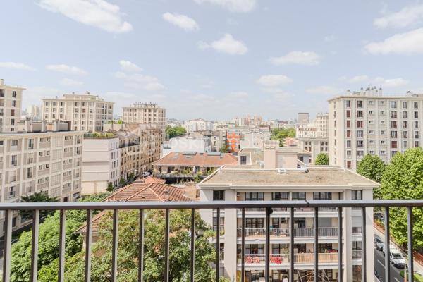 Dans l'un des secteurs les plus recherchés de Pantin, au pied de la place de l'Église, du marché et de toutes les commodités, découvrez ce superbe appartement familial de type F5, entièrement rénové avec des prestations de qualité.

Situé au dernier étage d'une copropriété parfaitement entretenue, ce bien rare offre un cadre de vie exceptionnel. Traversant Est/Ouest, il bénéficie d'une belle luminosité tout au long de la journée et d'une vue entièrement dégagée, sans aucun vis-à-vis, procurant calme, intimité et confort.

Dès l'entrée, vous serez séduits par les volumes et l'ambiance chaleureuse de cet appartement refait intégralement à neuf. Aucun travaux n'est à prévoir : il ne vous reste plus qu'à poser vos valises.
L'espace de vie se compose d'un beau séjour baigné de lumière ouvrant sur un agréable balcon. La cuisine indépendante, moderne et parfaitement aménagée, offre un véritable espace convivial tout en restant séparée du salon.
L'espace nuit comprend trois belles chambres, permettant d'accueillir confortablement une famille et une quatrième chambre supplémentaire aménager en bureau côté Salon.

Pour un confort optimal au quotidien, l'appartement dispose de :
Une salle d'eau,
Une salle de bains avec WC,
Un WC indépendant,
De nombreux rangements intégrés,
Un débarras particulièrement pratique.

Son plan parfaitement optimisé, offre une excellente séparation entre l'espace de vie et l'espace nuit.

L'emplacement est particulièrement recherché : commerces de proximité, marché, écoles, crèches, restaurants, services et transports sont accessibles à pied. Le métro Église de Pantin (ligne 5) au pied de l'immeuble, le réseau de bus (61, 145, 147, 249) ainsi que le canal de l'Ourcq, idéal pour les promenades et les activités de plein air. Les accès rapides au périphérique et à l'A3 facilitent également les déplacements en voiture.

Les atouts qui font la différence
- Appartement entièrement refait à neuf
- Dernier étage
- Traversant Est/Ouest
- Lumineux
- Vue totalement dégagée, sans vis-à-vis
- 4 véritables chambres
- Balcon
- Cuisine indépendante équipée
- Salle d'eau + salle de bains avec WC + WC séparé
- Nombreux rangements et débarras
- Copropriété parfaitement entretenue
- À deux pas des commerces, du marché, des écoles et du métro

Un appartement rare sur le marché, idéal pour une famille recherchant confort, espace et qualité de vie au cœur d’un quartier vivant et pratique.