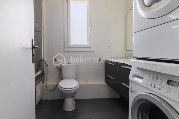 Dans l'un des secteurs les plus recherchés de Pantin, au pied de la place de l'Église, du marché et de toutes les commodités, découvrez ce superbe appartement familial de type F5, entièrement rénové avec des prestations de qualité.

Situé au dernier étage d'une copropriété parfaitement entretenue, ce bien rare offre un cadre de vie exceptionnel. Traversant Est/Ouest, il bénéficie d'une belle luminosité tout au long de la journée et d'une vue entièrement dégagée, sans aucun vis-à-vis, procurant calme, intimité et confort.

Dès l'entrée, vous serez séduits par les volumes et l'ambiance chaleureuse de cet appartement refait intégralement à neuf. Aucun travaux n'est à prévoir : il ne vous reste plus qu'à poser vos valises.
L'espace de vie se compose d'un beau séjour baigné de lumière ouvrant sur un agréable balcon. La cuisine indépendante, moderne et parfaitement aménagée, offre un véritable espace convivial tout en restant séparée du salon.
L'espace nuit comprend trois belles chambres, permettant d'accueillir confortablement une famille et une quatrième chambre supplémentaire aménager en bureau côté Salon.

Pour un confort optimal au quotidien, l'appartement dispose de :
Une salle d'eau,
Une salle de bains avec WC,
Un WC indépendant,
De nombreux rangements intégrés,
Un débarras particulièrement pratique.

Son plan parfaitement optimisé, offre une excellente séparation entre l'espace de vie et l'espace nuit.

L'emplacement est particulièrement recherché : commerces de proximité, marché, écoles, crèches, restaurants, services et transports sont accessibles à pied. Le métro Église de Pantin (ligne 5) au pied de l'immeuble, le réseau de bus (61, 145, 147, 249) ainsi que le canal de l'Ourcq, idéal pour les promenades et les activités de plein air. Les accès rapides au périphérique et à l'A3 facilitent également les déplacements en voiture.

Les atouts qui font la différence
- Appartement entièrement refait à neuf
- Dernier étage
- Traversant Est/Ouest
- Lumineux
- Vue totalement dégagée, sans vis-à-vis
- 4 véritables chambres
- Balcon
- Cuisine indépendante équipée
- Salle d'eau + salle de bains avec WC + WC séparé
- Nombreux rangements et débarras
- Copropriété parfaitement entretenue
- À deux pas des commerces, du marché, des écoles et du métro

Un appartement rare sur le marché, idéal pour une famille recherchant confort, espace et qualité de vie au cœur d’un quartier vivant et pratique.
