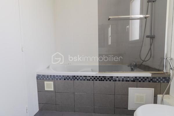 Dans l'un des secteurs les plus recherchés de Pantin, au pied de la place de l'Église, du marché et de toutes les commodités, découvrez ce superbe appartement familial de type F5, entièrement rénové avec des prestations de qualité.

Situé au dernier étage d'une copropriété parfaitement entretenue, ce bien rare offre un cadre de vie exceptionnel. Traversant Est/Ouest, il bénéficie d'une belle luminosité tout au long de la journée et d'une vue entièrement dégagée, sans aucun vis-à-vis, procurant calme, intimité et confort.

Dès l'entrée, vous serez séduits par les volumes et l'ambiance chaleureuse de cet appartement refait intégralement à neuf. Aucun travaux n'est à prévoir : il ne vous reste plus qu'à poser vos valises.
L'espace de vie se compose d'un beau séjour baigné de lumière ouvrant sur un agréable balcon. La cuisine indépendante, moderne et parfaitement aménagée, offre un véritable espace convivial tout en restant séparée du salon.
L'espace nuit comprend trois belles chambres, permettant d'accueillir confortablement une famille et une quatrième chambre supplémentaire aménager en bureau côté Salon.

Pour un confort optimal au quotidien, l'appartement dispose de :
Une salle d'eau,
Une salle de bains avec WC,
Un WC indépendant,
De nombreux rangements intégrés,
Un débarras particulièrement pratique.

Son plan parfaitement optimisé, offre une excellente séparation entre l'espace de vie et l'espace nuit.

L'emplacement est particulièrement recherché : commerces de proximité, marché, écoles, crèches, restaurants, services et transports sont accessibles à pied. Le métro Église de Pantin (ligne 5) au pied de l'immeuble, le réseau de bus (61, 145, 147, 249) ainsi que le canal de l'Ourcq, idéal pour les promenades et les activités de plein air. Les accès rapides au périphérique et à l'A3 facilitent également les déplacements en voiture.

Les atouts qui font la différence
- Appartement entièrement refait à neuf
- Dernier étage
- Traversant Est/Ouest
- Lumineux
- Vue totalement dégagée, sans vis-à-vis
- 4 véritables chambres
- Balcon
- Cuisine indépendante équipée
- Salle d'eau + salle de bains avec WC + WC séparé
- Nombreux rangements et débarras
- Copropriété parfaitement entretenue
- À deux pas des commerces, du marché, des écoles et du métro

Un appartement rare sur le marché, idéal pour une famille recherchant confort, espace et qualité de vie au cœur d’un quartier vivant et pratique.