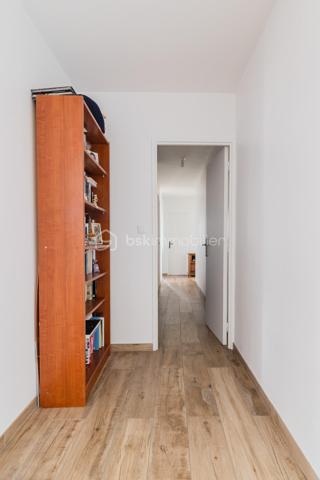Dans l'un des secteurs les plus recherchés de Pantin, au pied de la place de l'Église, du marché et de toutes les commodités, découvrez ce superbe appartement familial de type F5, entièrement rénové avec des prestations de qualité.

Situé au dernier étage d'une copropriété parfaitement entretenue, ce bien rare offre un cadre de vie exceptionnel. Traversant Est/Ouest, il bénéficie d'une belle luminosité tout au long de la journée et d'une vue entièrement dégagée, sans aucun vis-à-vis, procurant calme, intimité et confort.

Dès l'entrée, vous serez séduits par les volumes et l'ambiance chaleureuse de cet appartement refait intégralement à neuf. Aucun travaux n'est à prévoir : il ne vous reste plus qu'à poser vos valises.
L'espace de vie se compose d'un beau séjour baigné de lumière ouvrant sur un agréable balcon. La cuisine indépendante, moderne et parfaitement aménagée, offre un véritable espace convivial tout en restant séparée du salon.
L'espace nuit comprend trois belles chambres, permettant d'accueillir confortablement une famille et une quatrième chambre supplémentaire aménager en bureau côté Salon.

Pour un confort optimal au quotidien, l'appartement dispose de :
Une salle d'eau,
Une salle de bains avec WC,
Un WC indépendant,
De nombreux rangements intégrés,
Un débarras particulièrement pratique.

Son plan parfaitement optimisé, offre une excellente séparation entre l'espace de vie et l'espace nuit.

L'emplacement est particulièrement recherché : commerces de proximité, marché, écoles, crèches, restaurants, services et transports sont accessibles à pied. Le métro Église de Pantin (ligne 5) au pied de l'immeuble, le réseau de bus (61, 145, 147, 249) ainsi que le canal de l'Ourcq, idéal pour les promenades et les activités de plein air. Les accès rapides au périphérique et à l'A3 facilitent également les déplacements en voiture.

Les atouts qui font la différence
- Appartement entièrement refait à neuf
- Dernier étage
- Traversant Est/Ouest
- Lumineux
- Vue totalement dégagée, sans vis-à-vis
- 4 véritables chambres
- Balcon
- Cuisine indépendante équipée
- Salle d'eau + salle de bains avec WC + WC séparé
- Nombreux rangements et débarras
- Copropriété parfaitement entretenue
- À deux pas des commerces, du marché, des écoles et du métro

Un appartement rare sur le marché, idéal pour une famille recherchant confort, espace et qualité de vie au cœur d’un quartier vivant et pratique.