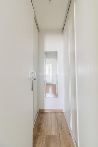 Dans l'un des secteurs les plus recherchés de Pantin, au pied de la place de l'Église, du marché et de toutes les commodités, découvrez ce superbe appartement familial de type F5, entièrement rénové avec des prestations de qualité.

Situé au dernier étage d'une copropriété parfaitement entretenue, ce bien rare offre un cadre de vie exceptionnel. Traversant Est/Ouest, il bénéficie d'une belle luminosité tout au long de la journée et d'une vue entièrement dégagée, sans aucun vis-à-vis, procurant calme, intimité et confort.

Dès l'entrée, vous serez séduits par les volumes et l'ambiance chaleureuse de cet appartement refait intégralement à neuf. Aucun travaux n'est à prévoir : il ne vous reste plus qu'à poser vos valises.
L'espace de vie se compose d'un beau séjour baigné de lumière ouvrant sur un agréable balcon. La cuisine indépendante, moderne et parfaitement aménagée, offre un véritable espace convivial tout en restant séparée du salon.
L'espace nuit comprend trois belles chambres, permettant d'accueillir confortablement une famille et une quatrième chambre supplémentaire aménager en bureau côté Salon.

Pour un confort optimal au quotidien, l'appartement dispose de :
Une salle d'eau,
Une salle de bains avec WC,
Un WC indépendant,
De nombreux rangements intégrés,
Un débarras particulièrement pratique.

Son plan parfaitement optimisé, offre une excellente séparation entre l'espace de vie et l'espace nuit.

L'emplacement est particulièrement recherché : commerces de proximité, marché, écoles, crèches, restaurants, services et transports sont accessibles à pied. Le métro Église de Pantin (ligne 5) au pied de l'immeuble, le réseau de bus (61, 145, 147, 249) ainsi que le canal de l'Ourcq, idéal pour les promenades et les activités de plein air. Les accès rapides au périphérique et à l'A3 facilitent également les déplacements en voiture.

Les atouts qui font la différence
- Appartement entièrement refait à neuf
- Dernier étage
- Traversant Est/Ouest
- Lumineux
- Vue totalement dégagée, sans vis-à-vis
- 4 véritables chambres
- Balcon
- Cuisine indépendante équipée
- Salle d'eau + salle de bains avec WC + WC séparé
- Nombreux rangements et débarras
- Copropriété parfaitement entretenue
- À deux pas des commerces, du marché, des écoles et du métro

Un appartement rare sur le marché, idéal pour une famille recherchant confort, espace et qualité de vie au cœur d’un quartier vivant et pratique.