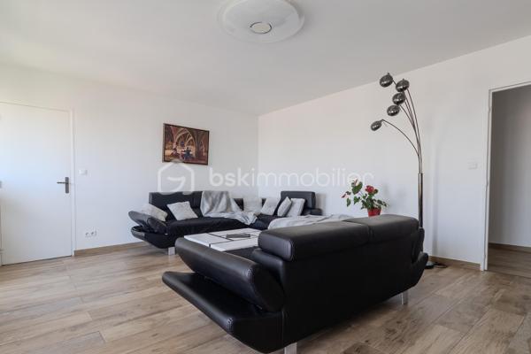 Dans l'un des secteurs les plus recherchés de Pantin, au pied de la place de l'Église, du marché et de toutes les commodités, découvrez ce superbe appartement familial de type F5, entièrement rénové avec des prestations de qualité.

Situé au dernier étage d'une copropriété parfaitement entretenue, ce bien rare offre un cadre de vie exceptionnel. Traversant Est/Ouest, il bénéficie d'une belle luminosité tout au long de la journée et d'une vue entièrement dégagée, sans aucun vis-à-vis, procurant calme, intimité et confort.

Dès l'entrée, vous serez séduits par les volumes et l'ambiance chaleureuse de cet appartement refait intégralement à neuf. Aucun travaux n'est à prévoir : il ne vous reste plus qu'à poser vos valises.
L'espace de vie se compose d'un beau séjour baigné de lumière ouvrant sur un agréable balcon. La cuisine indépendante, moderne et parfaitement aménagée, offre un véritable espace convivial tout en restant séparée du salon.
L'espace nuit comprend trois belles chambres, permettant d'accueillir confortablement une famille et une quatrième chambre supplémentaire aménager en bureau côté Salon.

Pour un confort optimal au quotidien, l'appartement dispose de :
Une salle d'eau,
Une salle de bains avec WC,
Un WC indépendant,
De nombreux rangements intégrés,
Un débarras particulièrement pratique.

Son plan parfaitement optimisé, offre une excellente séparation entre l'espace de vie et l'espace nuit.

L'emplacement est particulièrement recherché : commerces de proximité, marché, écoles, crèches, restaurants, services et transports sont accessibles à pied. Le métro Église de Pantin (ligne 5) au pied de l'immeuble, le réseau de bus (61, 145, 147, 249) ainsi que le canal de l'Ourcq, idéal pour les promenades et les activités de plein air. Les accès rapides au périphérique et à l'A3 facilitent également les déplacements en voiture.

Les atouts qui font la différence
- Appartement entièrement refait à neuf
- Dernier étage
- Traversant Est/Ouest
- Lumineux
- Vue totalement dégagée, sans vis-à-vis
- 4 véritables chambres
- Balcon
- Cuisine indépendante équipée
- Salle d'eau + salle de bains avec WC + WC séparé
- Nombreux rangements et débarras
- Copropriété parfaitement entretenue
- À deux pas des commerces, du marché, des écoles et du métro

Un appartement rare sur le marché, idéal pour une famille recherchant confort, espace et qualité de vie au cœur d’un quartier vivant et pratique.