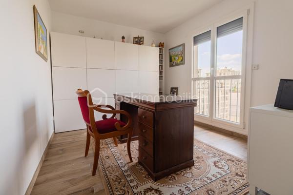 Dans l'un des secteurs les plus recherchés de Pantin, au pied de la place de l'Église, du marché et de toutes les commodités, découvrez ce superbe appartement familial de type F5, entièrement rénové avec des prestations de qualité.

Situé au dernier étage d'une copropriété parfaitement entretenue, ce bien rare offre un cadre de vie exceptionnel. Traversant Est/Ouest, il bénéficie d'une belle luminosité tout au long de la journée et d'une vue entièrement dégagée, sans aucun vis-à-vis, procurant calme, intimité et confort.

Dès l'entrée, vous serez séduits par les volumes et l'ambiance chaleureuse de cet appartement refait intégralement à neuf. Aucun travaux n'est à prévoir : il ne vous reste plus qu'à poser vos valises.
L'espace de vie se compose d'un beau séjour baigné de lumière ouvrant sur un agréable balcon. La cuisine indépendante, moderne et parfaitement aménagée, offre un véritable espace convivial tout en restant séparée du salon.
L'espace nuit comprend trois belles chambres, permettant d'accueillir confortablement une famille et une quatrième chambre supplémentaire aménager en bureau côté Salon.

Pour un confort optimal au quotidien, l'appartement dispose de :
Une salle d'eau,
Une salle de bains avec WC,
Un WC indépendant,
De nombreux rangements intégrés,
Un débarras particulièrement pratique.

Son plan parfaitement optimisé, offre une excellente séparation entre l'espace de vie et l'espace nuit.

L'emplacement est particulièrement recherché : commerces de proximité, marché, écoles, crèches, restaurants, services et transports sont accessibles à pied. Le métro Église de Pantin (ligne 5) au pied de l'immeuble, le réseau de bus (61, 145, 147, 249) ainsi que le canal de l'Ourcq, idéal pour les promenades et les activités de plein air. Les accès rapides au périphérique et à l'A3 facilitent également les déplacements en voiture.

Les atouts qui font la différence
- Appartement entièrement refait à neuf
- Dernier étage
- Traversant Est/Ouest
- Lumineux
- Vue totalement dégagée, sans vis-à-vis
- 4 véritables chambres
- Balcon
- Cuisine indépendante équipée
- Salle d'eau + salle de bains avec WC + WC séparé
- Nombreux rangements et débarras
- Copropriété parfaitement entretenue
- À deux pas des commerces, du marché, des écoles et du métro

Un appartement rare sur le marché, idéal pour une famille recherchant confort, espace et qualité de vie au cœur d’un quartier vivant et pratique.