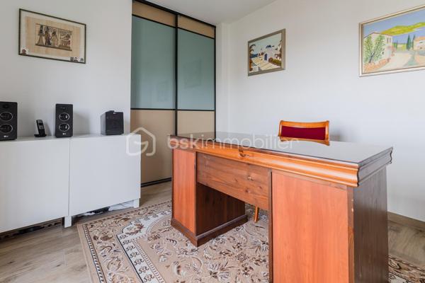Dans l'un des secteurs les plus recherchés de Pantin, au pied de la place de l'Église, du marché et de toutes les commodités, découvrez ce superbe appartement familial de type F5, entièrement rénové avec des prestations de qualité.

Situé au dernier étage d'une copropriété parfaitement entretenue, ce bien rare offre un cadre de vie exceptionnel. Traversant Est/Ouest, il bénéficie d'une belle luminosité tout au long de la journée et d'une vue entièrement dégagée, sans aucun vis-à-vis, procurant calme, intimité et confort.

Dès l'entrée, vous serez séduits par les volumes et l'ambiance chaleureuse de cet appartement refait intégralement à neuf. Aucun travaux n'est à prévoir : il ne vous reste plus qu'à poser vos valises.
L'espace de vie se compose d'un beau séjour baigné de lumière ouvrant sur un agréable balcon. La cuisine indépendante, moderne et parfaitement aménagée, offre un véritable espace convivial tout en restant séparée du salon.
L'espace nuit comprend trois belles chambres, permettant d'accueillir confortablement une famille et une quatrième chambre supplémentaire aménager en bureau côté Salon.

Pour un confort optimal au quotidien, l'appartement dispose de :
Une salle d'eau,
Une salle de bains avec WC,
Un WC indépendant,
De nombreux rangements intégrés,
Un débarras particulièrement pratique.

Son plan parfaitement optimisé, offre une excellente séparation entre l'espace de vie et l'espace nuit.

L'emplacement est particulièrement recherché : commerces de proximité, marché, écoles, crèches, restaurants, services et transports sont accessibles à pied. Le métro Église de Pantin (ligne 5) au pied de l'immeuble, le réseau de bus (61, 145, 147, 249) ainsi que le canal de l'Ourcq, idéal pour les promenades et les activités de plein air. Les accès rapides au périphérique et à l'A3 facilitent également les déplacements en voiture.

Les atouts qui font la différence
- Appartement entièrement refait à neuf
- Dernier étage
- Traversant Est/Ouest
- Lumineux
- Vue totalement dégagée, sans vis-à-vis
- 4 véritables chambres
- Balcon
- Cuisine indépendante équipée
- Salle d'eau + salle de bains avec WC + WC séparé
- Nombreux rangements et débarras
- Copropriété parfaitement entretenue
- À deux pas des commerces, du marché, des écoles et du métro

Un appartement rare sur le marché, idéal pour une famille recherchant confort, espace et qualité de vie au cœur d’un quartier vivant et pratique.