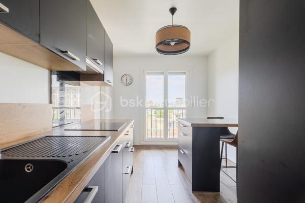 Dans l'un des secteurs les plus recherchés de Pantin, au pied de la place de l'Église, du marché et de toutes les commodités, découvrez ce superbe appartement familial de type F5, entièrement rénové avec des prestations de qualité.

Situé au dernier étage d'une copropriété parfaitement entretenue, ce bien rare offre un cadre de vie exceptionnel. Traversant Est/Ouest, il bénéficie d'une belle luminosité tout au long de la journée et d'une vue entièrement dégagée, sans aucun vis-à-vis, procurant calme, intimité et confort.

Dès l'entrée, vous serez séduits par les volumes et l'ambiance chaleureuse de cet appartement refait intégralement à neuf. Aucun travaux n'est à prévoir : il ne vous reste plus qu'à poser vos valises.
L'espace de vie se compose d'un beau séjour baigné de lumière ouvrant sur un agréable balcon. La cuisine indépendante, moderne et parfaitement aménagée, offre un véritable espace convivial tout en restant séparée du salon.
L'espace nuit comprend trois belles chambres, permettant d'accueillir confortablement une famille et une quatrième chambre supplémentaire aménager en bureau côté Salon.

Pour un confort optimal au quotidien, l'appartement dispose de :
Une salle d'eau,
Une salle de bains avec WC,
Un WC indépendant,
De nombreux rangements intégrés,
Un débarras particulièrement pratique.

Son plan parfaitement optimisé, offre une excellente séparation entre l'espace de vie et l'espace nuit.

L'emplacement est particulièrement recherché : commerces de proximité, marché, écoles, crèches, restaurants, services et transports sont accessibles à pied. Le métro Église de Pantin (ligne 5) au pied de l'immeuble, le réseau de bus (61, 145, 147, 249) ainsi que le canal de l'Ourcq, idéal pour les promenades et les activités de plein air. Les accès rapides au périphérique et à l'A3 facilitent également les déplacements en voiture.

Les atouts qui font la différence
- Appartement entièrement refait à neuf
- Dernier étage
- Traversant Est/Ouest
- Lumineux
- Vue totalement dégagée, sans vis-à-vis
- 4 véritables chambres
- Balcon
- Cuisine indépendante équipée
- Salle d'eau + salle de bains avec WC + WC séparé
- Nombreux rangements et débarras
- Copropriété parfaitement entretenue
- À deux pas des commerces, du marché, des écoles et du métro

Un appartement rare sur le marché, idéal pour une famille recherchant confort, espace et qualité de vie au cœur d’un quartier vivant et pratique.
