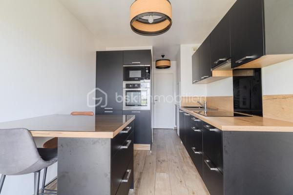 Dans l'un des secteurs les plus recherchés de Pantin, au pied de la place de l'Église, du marché et de toutes les commodités, découvrez ce superbe appartement familial de type F5, entièrement rénové avec des prestations de qualité.

Situé au dernier étage d'une copropriété parfaitement entretenue, ce bien rare offre un cadre de vie exceptionnel. Traversant Est/Ouest, il bénéficie d'une belle luminosité tout au long de la journée et d'une vue entièrement dégagée, sans aucun vis-à-vis, procurant calme, intimité et confort.

Dès l'entrée, vous serez séduits par les volumes et l'ambiance chaleureuse de cet appartement refait intégralement à neuf. Aucun travaux n'est à prévoir : il ne vous reste plus qu'à poser vos valises.
L'espace de vie se compose d'un beau séjour baigné de lumière ouvrant sur un agréable balcon. La cuisine indépendante, moderne et parfaitement aménagée, offre un véritable espace convivial tout en restant séparée du salon.
L'espace nuit comprend trois belles chambres, permettant d'accueillir confortablement une famille et une quatrième chambre supplémentaire aménager en bureau côté Salon.

Pour un confort optimal au quotidien, l'appartement dispose de :
Une salle d'eau,
Une salle de bains avec WC,
Un WC indépendant,
De nombreux rangements intégrés,
Un débarras particulièrement pratique.

Son plan parfaitement optimisé, offre une excellente séparation entre l'espace de vie et l'espace nuit.

L'emplacement est particulièrement recherché : commerces de proximité, marché, écoles, crèches, restaurants, services et transports sont accessibles à pied. Le métro Église de Pantin (ligne 5) au pied de l'immeuble, le réseau de bus (61, 145, 147, 249) ainsi que le canal de l'Ourcq, idéal pour les promenades et les activités de plein air. Les accès rapides au périphérique et à l'A3 facilitent également les déplacements en voiture.

Les atouts qui font la différence
- Appartement entièrement refait à neuf
- Dernier étage
- Traversant Est/Ouest
- Lumineux
- Vue totalement dégagée, sans vis-à-vis
- 4 véritables chambres
- Balcon
- Cuisine indépendante équipée
- Salle d'eau + salle de bains avec WC + WC séparé
- Nombreux rangements et débarras
- Copropriété parfaitement entretenue
- À deux pas des commerces, du marché, des écoles et du métro

Un appartement rare sur le marché, idéal pour une famille recherchant confort, espace et qualité de vie au cœur d’un quartier vivant et pratique.