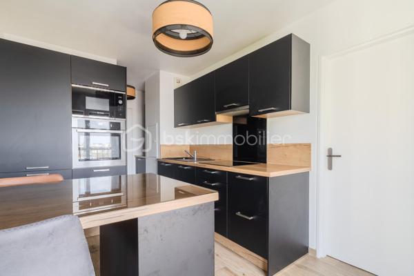 Dans l'un des secteurs les plus recherchés de Pantin, au pied de la place de l'Église, du marché et de toutes les commodités, découvrez ce superbe appartement familial de type F5, entièrement rénové avec des prestations de qualité.

Situé au dernier étage d'une copropriété parfaitement entretenue, ce bien rare offre un cadre de vie exceptionnel. Traversant Est/Ouest, il bénéficie d'une belle luminosité tout au long de la journée et d'une vue entièrement dégagée, sans aucun vis-à-vis, procurant calme, intimité et confort.

Dès l'entrée, vous serez séduits par les volumes et l'ambiance chaleureuse de cet appartement refait intégralement à neuf. Aucun travaux n'est à prévoir : il ne vous reste plus qu'à poser vos valises.
L'espace de vie se compose d'un beau séjour baigné de lumière ouvrant sur un agréable balcon. La cuisine indépendante, moderne et parfaitement aménagée, offre un véritable espace convivial tout en restant séparée du salon.
L'espace nuit comprend trois belles chambres, permettant d'accueillir confortablement une famille et une quatrième chambre supplémentaire aménager en bureau côté Salon.

Pour un confort optimal au quotidien, l'appartement dispose de :
Une salle d'eau,
Une salle de bains avec WC,
Un WC indépendant,
De nombreux rangements intégrés,
Un débarras particulièrement pratique.

Son plan parfaitement optimisé, offre une excellente séparation entre l'espace de vie et l'espace nuit.

L'emplacement est particulièrement recherché : commerces de proximité, marché, écoles, crèches, restaurants, services et transports sont accessibles à pied. Le métro Église de Pantin (ligne 5) au pied de l'immeuble, le réseau de bus (61, 145, 147, 249) ainsi que le canal de l'Ourcq, idéal pour les promenades et les activités de plein air. Les accès rapides au périphérique et à l'A3 facilitent également les déplacements en voiture.

Les atouts qui font la différence
- Appartement entièrement refait à neuf
- Dernier étage
- Traversant Est/Ouest
- Lumineux
- Vue totalement dégagée, sans vis-à-vis
- 4 véritables chambres
- Balcon
- Cuisine indépendante équipée
- Salle d'eau + salle de bains avec WC + WC séparé
- Nombreux rangements et débarras
- Copropriété parfaitement entretenue
- À deux pas des commerces, du marché, des écoles et du métro

Un appartement rare sur le marché, idéal pour une famille recherchant confort, espace et qualité de vie au cœur d’un quartier vivant et pratique.