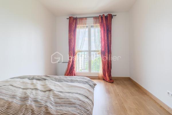 Dans l'un des secteurs les plus recherchés de Pantin, au pied de la place de l'Église, du marché et de toutes les commodités, découvrez ce superbe appartement familial de type F5, entièrement rénové avec des prestations de qualité.

Situé au dernier étage d'une copropriété parfaitement entretenue, ce bien rare offre un cadre de vie exceptionnel. Traversant Est/Ouest, il bénéficie d'une belle luminosité tout au long de la journée et d'une vue entièrement dégagée, sans aucun vis-à-vis, procurant calme, intimité et confort.

Dès l'entrée, vous serez séduits par les volumes et l'ambiance chaleureuse de cet appartement refait intégralement à neuf. Aucun travaux n'est à prévoir : il ne vous reste plus qu'à poser vos valises.
L'espace de vie se compose d'un beau séjour baigné de lumière ouvrant sur un agréable balcon. La cuisine indépendante, moderne et parfaitement aménagée, offre un véritable espace convivial tout en restant séparée du salon.
L'espace nuit comprend trois belles chambres, permettant d'accueillir confortablement une famille et une quatrième chambre supplémentaire aménager en bureau côté Salon.

Pour un confort optimal au quotidien, l'appartement dispose de :
Une salle d'eau,
Une salle de bains avec WC,
Un WC indépendant,
De nombreux rangements intégrés,
Un débarras particulièrement pratique.

Son plan parfaitement optimisé, offre une excellente séparation entre l'espace de vie et l'espace nuit.

L'emplacement est particulièrement recherché : commerces de proximité, marché, écoles, crèches, restaurants, services et transports sont accessibles à pied. Le métro Église de Pantin (ligne 5) au pied de l'immeuble, le réseau de bus (61, 145, 147, 249) ainsi que le canal de l'Ourcq, idéal pour les promenades et les activités de plein air. Les accès rapides au périphérique et à l'A3 facilitent également les déplacements en voiture.

Les atouts qui font la différence
- Appartement entièrement refait à neuf
- Dernier étage
- Traversant Est/Ouest
- Lumineux
- Vue totalement dégagée, sans vis-à-vis
- 4 véritables chambres
- Balcon
- Cuisine indépendante équipée
- Salle d'eau + salle de bains avec WC + WC séparé
- Nombreux rangements et débarras
- Copropriété parfaitement entretenue
- À deux pas des commerces, du marché, des écoles et du métro

Un appartement rare sur le marché, idéal pour une famille recherchant confort, espace et qualité de vie au cœur d’un quartier vivant et pratique.