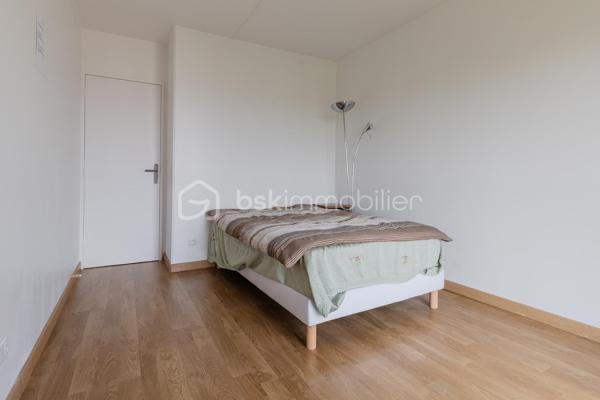 Dans l'un des secteurs les plus recherchés de Pantin, au pied de la place de l'Église, du marché et de toutes les commodités, découvrez ce superbe appartement familial de type F5, entièrement rénové avec des prestations de qualité.

Situé au dernier étage d'une copropriété parfaitement entretenue, ce bien rare offre un cadre de vie exceptionnel. Traversant Est/Ouest, il bénéficie d'une belle luminosité tout au long de la journée et d'une vue entièrement dégagée, sans aucun vis-à-vis, procurant calme, intimité et confort.

Dès l'entrée, vous serez séduits par les volumes et l'ambiance chaleureuse de cet appartement refait intégralement à neuf. Aucun travaux n'est à prévoir : il ne vous reste plus qu'à poser vos valises.
L'espace de vie se compose d'un beau séjour baigné de lumière ouvrant sur un agréable balcon. La cuisine indépendante, moderne et parfaitement aménagée, offre un véritable espace convivial tout en restant séparée du salon.
L'espace nuit comprend trois belles chambres, permettant d'accueillir confortablement une famille et une quatrième chambre supplémentaire aménager en bureau côté Salon.

Pour un confort optimal au quotidien, l'appartement dispose de :
Une salle d'eau,
Une salle de bains avec WC,
Un WC indépendant,
De nombreux rangements intégrés,
Un débarras particulièrement pratique.

Son plan parfaitement optimisé, offre une excellente séparation entre l'espace de vie et l'espace nuit.

L'emplacement est particulièrement recherché : commerces de proximité, marché, écoles, crèches, restaurants, services et transports sont accessibles à pied. Le métro Église de Pantin (ligne 5) au pied de l'immeuble, le réseau de bus (61, 145, 147, 249) ainsi que le canal de l'Ourcq, idéal pour les promenades et les activités de plein air. Les accès rapides au périphérique et à l'A3 facilitent également les déplacements en voiture.

Les atouts qui font la différence
- Appartement entièrement refait à neuf
- Dernier étage
- Traversant Est/Ouest
- Lumineux
- Vue totalement dégagée, sans vis-à-vis
- 4 véritables chambres
- Balcon
- Cuisine indépendante équipée
- Salle d'eau + salle de bains avec WC + WC séparé
- Nombreux rangements et débarras
- Copropriété parfaitement entretenue
- À deux pas des commerces, du marché, des écoles et du métro

Un appartement rare sur le marché, idéal pour une famille recherchant confort, espace et qualité de vie au cœur d’un quartier vivant et pratique.