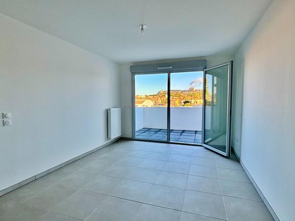 Appartement T2 de 43m² avec terrasse et place privative de stationnement