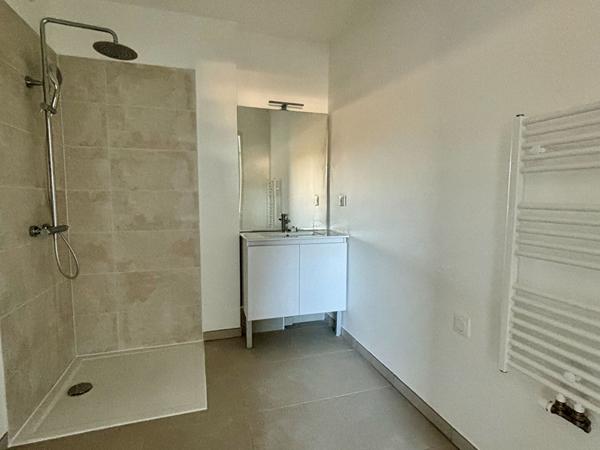 Appartement T2 de 43m² avec terrasse et place privative de stationnement