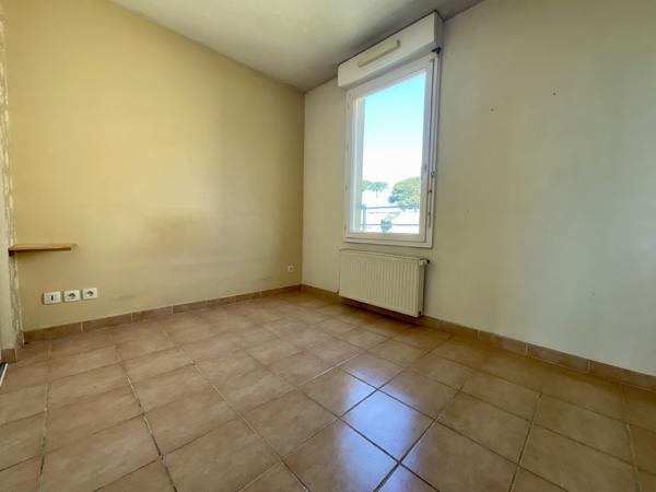 Marseille (13013) 13013 - SAINT MITRE - 3 PIÈCES - 2 CHAMBRES - 68M² - APPARTEMENT LUMINEUX AVEC TERRASSE - AU CALME - BOX FERME