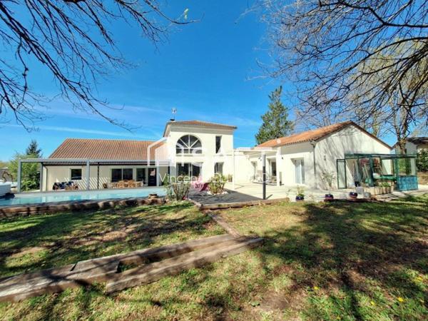 Maison 9 pièces avec atelier piscine et garage double