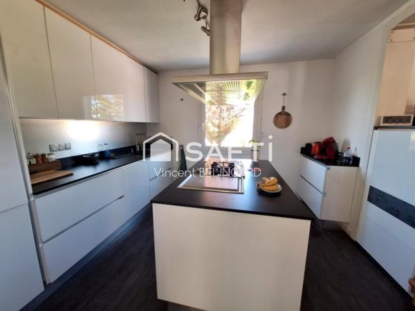 Maison 9 pièces avec atelier piscine et garage double