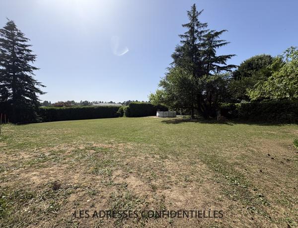 SAINT DIDIER AU MONT D'OR – Beau Terrain plat à bâtir de 976 m²