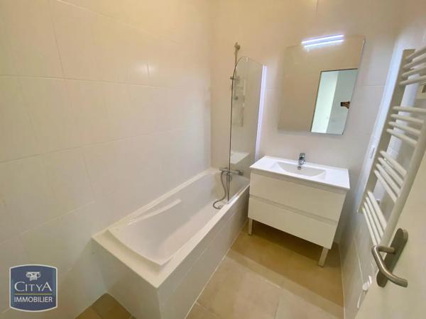 Appartement à louer 4 pièces 68.1m² Le Lavandou (83980)