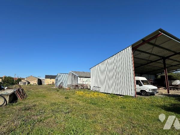 Maison d'habitation avec de nombreuses dépendances sur 4921 m² de terrain - Fort potentiel