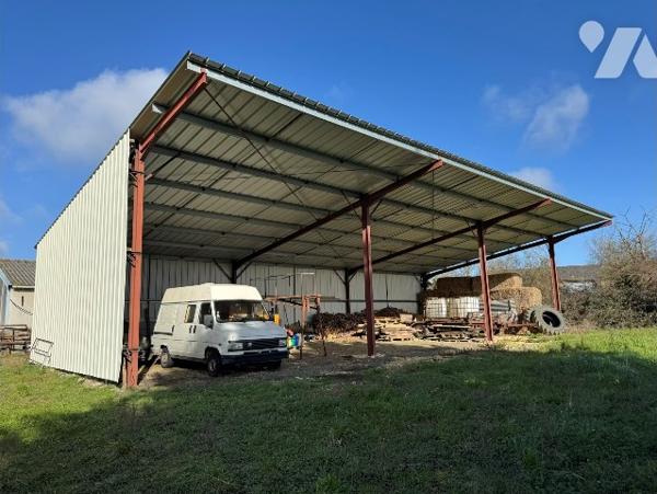 Maison d'habitation avec de nombreuses dépendances sur 4921 m² de terrain - Fort potentiel