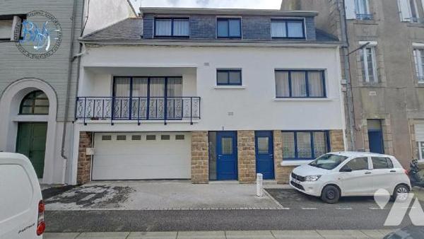 C'est en plein centre de la ville et située dans une rue à sens unique que se trouve cette bell...