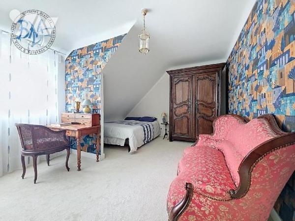 C'est en plein centre de la ville et située dans une rue à sens unique que se trouve cette bell...