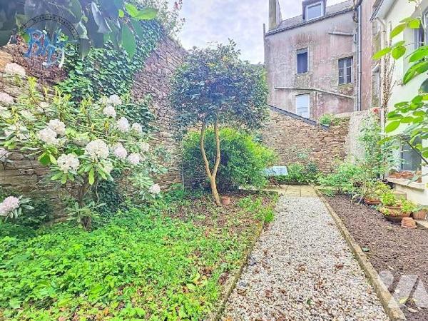 C'est en plein centre de la ville et située dans une rue à sens unique que se trouve cette bell...