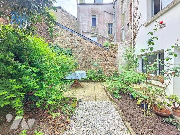 C'est en plein centre de la ville et située dans une rue à sens unique que se trouve cette bell...